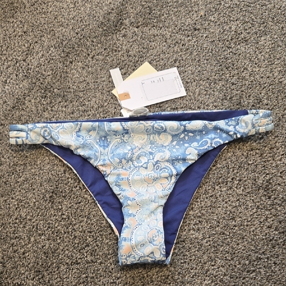 NWT Roxy Blue and White Paisley Bikini Bottom Swim - Picture 1 of 4
